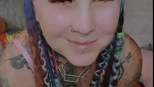 Azgın orta yaşlı seksi kadın sıkı şişmiş amcıkla oynuyor