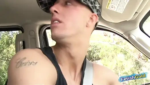 Araba sorunu olan Asyalı genç kız yardım alıyor ve büyük beyaz bir yarağı sikiyor