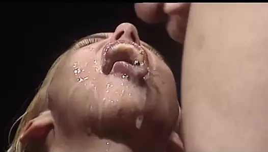 sarışın sürtük deepthroats iki musluklar sonra alır çift nüfuz