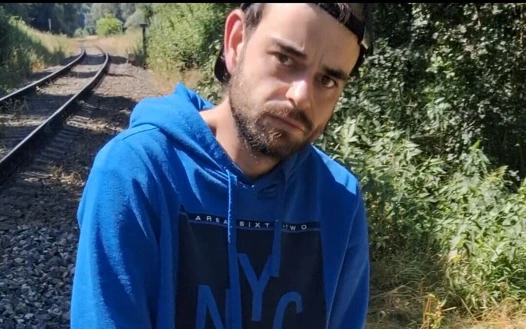 Demiryolu raylarına boşalıyorum