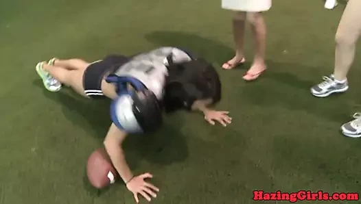 atletik kolejli kızlar spor oynadıktan sonra KEDİ yemek