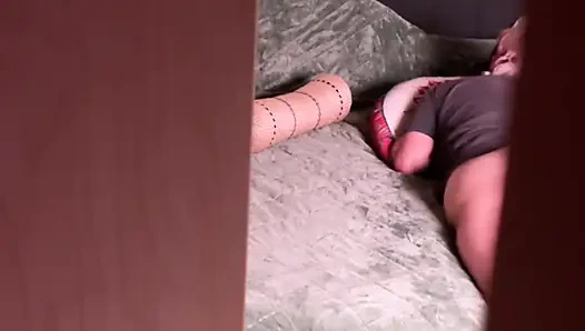 Oda arkadaşımın kendine dokunmalarını izledim