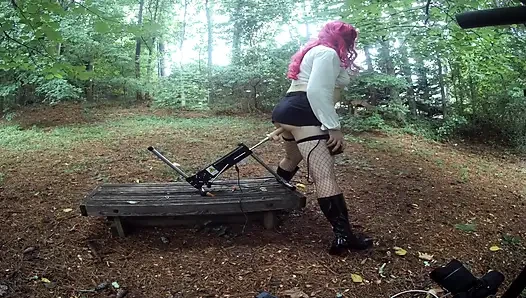 Sikişme makinesi travesti götünü sikiyor