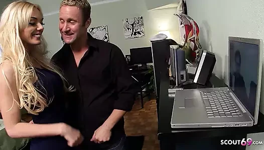 Büyük memeli sarışın sıska genç stacey üvey babası tarafından sikiliyor ve orgazm oluyor