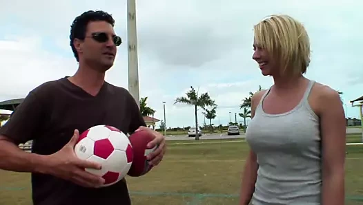 junge blondine mit grossen titten fickt den neue spieler der manschaft