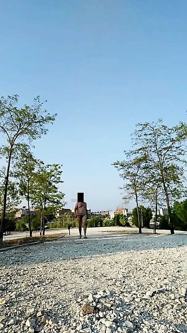 Gündüz parkta çıplak