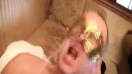 Taze kedi suyunu seviyor