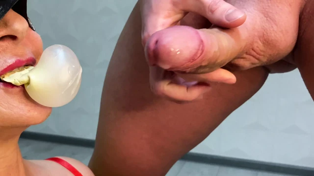 Orta yaşlı seksi kadın aşırı yüze boşalma baloncuk