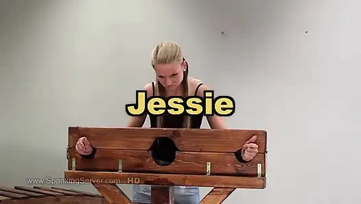 Jessie götünü kırbaçlıyor