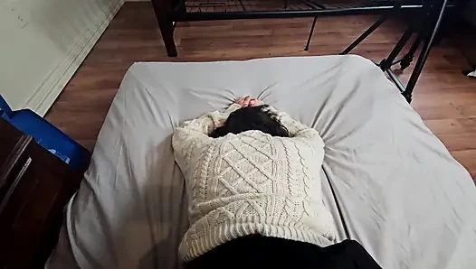 Üzerime boşal! Minyon tatlı kız büyük yarakla döllenmesi için yalvarıyor!!