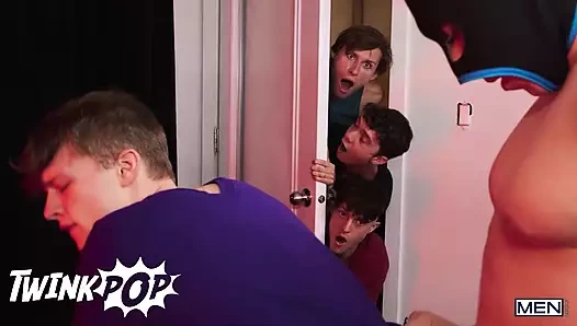 Twinkpop - twink sikici Zane sert bir sikişten sonra taşaklarını Jake Preston'ın yüzüne boşaltıyor