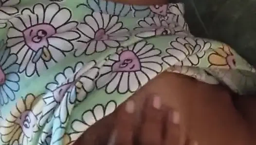 Büyük memeli ve ıslak amcıklı dildo şehveti ile banyo odasında Sri Lankalı kız musterbasyonu