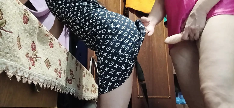 Erkek arkadaşım mağazaya giderken üvey kız kardeşi beni sikiyor