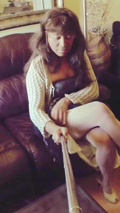 Klas ve zarif - kahverengi hırkalı koyu mavi halter elbisesi