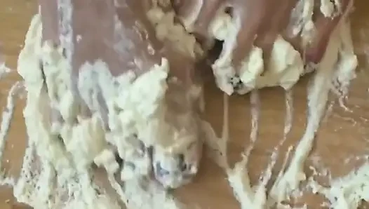 Sarışın sürtük ayak ve yemek fetişinin tadını çıkarıyor