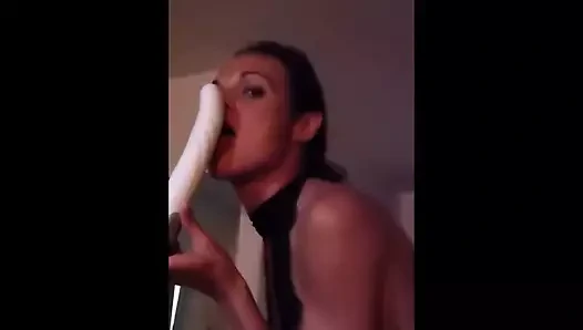 Ateşli iç çamaşırlı kız vibratör emiyor