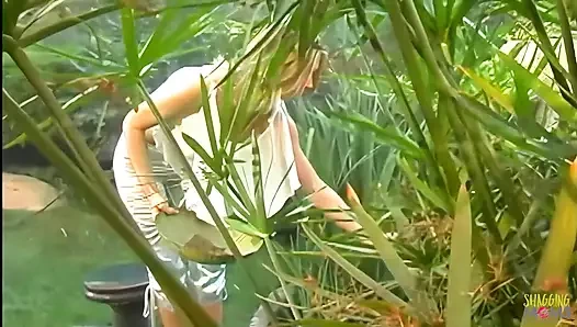 Seksi Brooke Banner şelalenin yanında şehvetli açık havada seks yapıyor