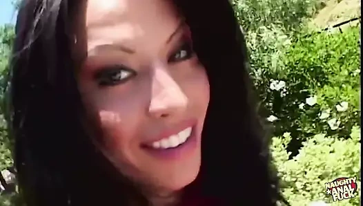 Her şey zorlandığında, bu iki adam bir latin kadının deliklerini parmaklıyor ve sikiyor