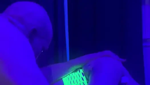 Sinsi sürtük büyük yarağı alıyor