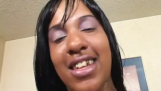 Topuklu seksi zenci genç kız amcığı sikilirken üstte olmayı seviyor