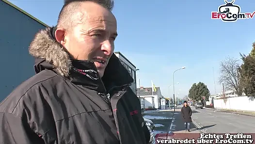 Yaşlı Alman ev hanımı sokakta seks hakkında soru sordu
