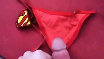 O şehir dışındayken kız arkadaşlarının külotlarına cumming