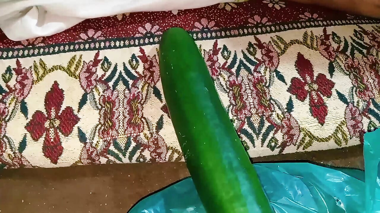 Teyze salatalıktan doyasıya zevk alırken suyu salatalıktan boşaltıyor.