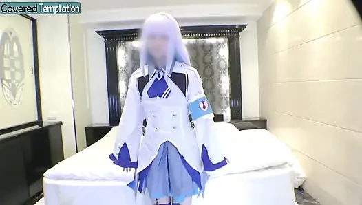 Cosplay anı ince bir yeni gelen oyuncu merakını keşfederken utangaç heyecan uyandırıyor