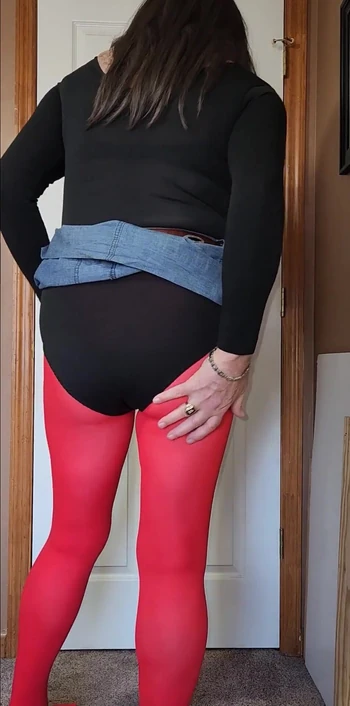 Падающий от челюсти момент из "СОБЛАЗНЯНИЯ CD. Колготки, трико, юбка. Чувствую себя повсюду".