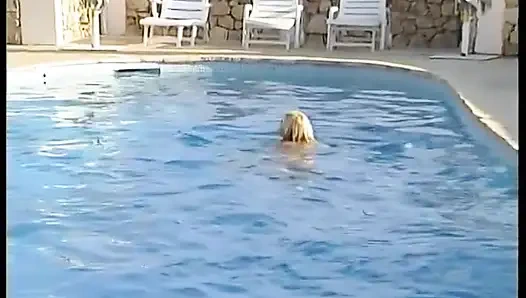 Egzotik sarışın yarağını emiyor