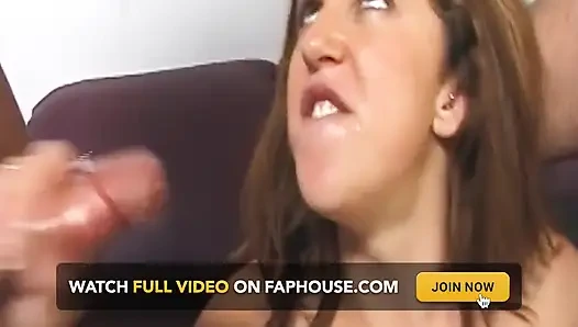 Azgın esmer orta yaşlı seksi kadın gırtlağına kadar alıyor zonklayan büyük zenci yarağı her yere boşalıyor