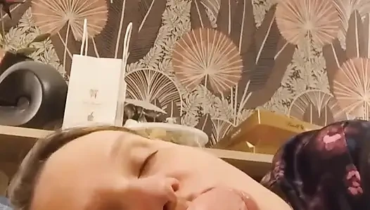 Genç sevgilisinin fotoğraflarını selfie'de emiyor ve bulaştırıyor