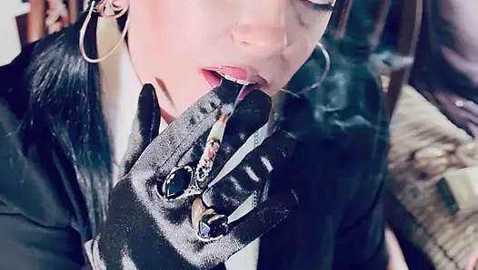 Wednesday addams, tina snua, chain saten eldivenle 2 sigara içiyor - sigara içen kadın sürükleniyor omi ome ucunu kuyruğuna sokuyor