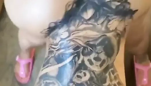 Tatted abanoz büyük kıçını sallıyor.