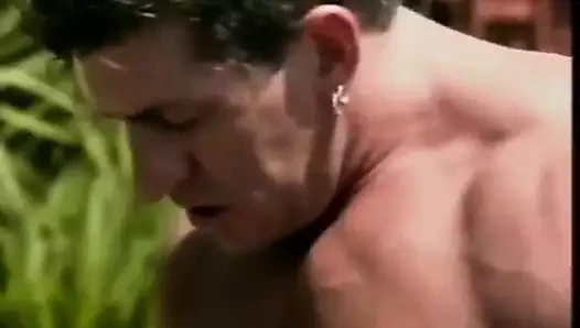 Büyük göğüslü çim sarışında açık havada erkek arkadaşıyla sikişiyor