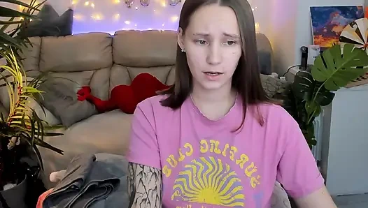 Emmekten sıkıldım ve meme ucu kıskaçlarımla seni eğlendirmeye karar verdim