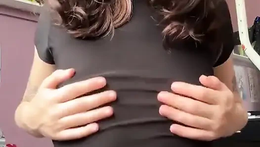 Yalnız minyon genç kız göğüslerini teşhir ediyor ve küçük göğüslerle oynuyor