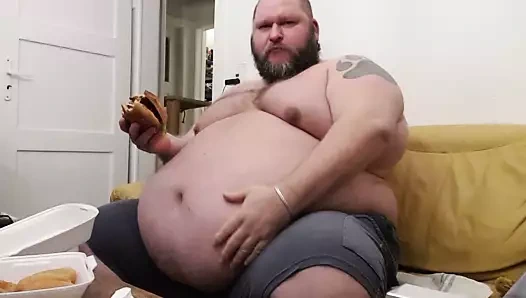 Superchubby soc - büyük bir burger ve soğan halkaları yiyen şişman adam