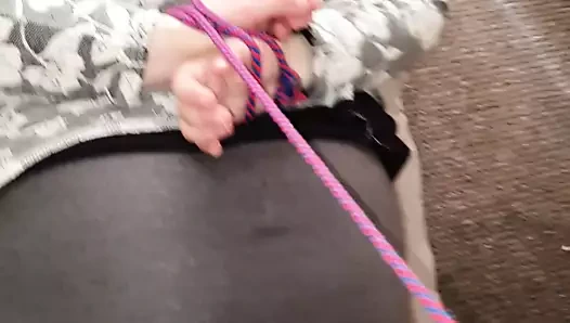 Eller bağlı boşalmak üzerinde yüz ve memeler