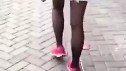 Asyalı kadın kurbağa gibi yürüyor