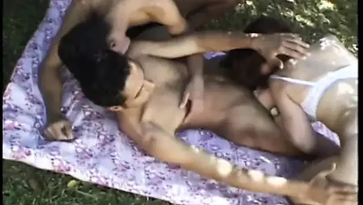 Çarpıcı esmer ve iki ateşli adamla biseksüel üçlü seks açık havada sikişiyor