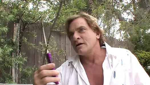 Selma Sins sadece büyük yarak istiyor!