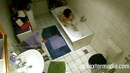 MILF Banyoda Kişisel Hijyen Yapıyor