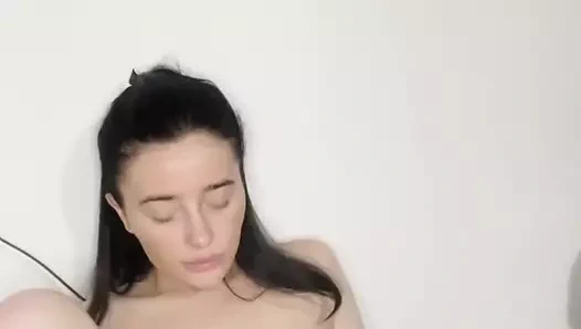 Azgın İngiliz sürtük tek başına mastürbasyon yapıyor