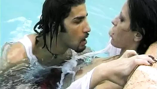 Almanya'dan koyu saçlı genç kız nemli delikleriyle vahşi bir adamı memnun ediyor