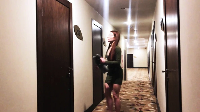 Utangaç kızın yabancıyla ilk kez: yüksek topuklu ayakkabılar, sapık kıyafet ve ıslak amına boşalma