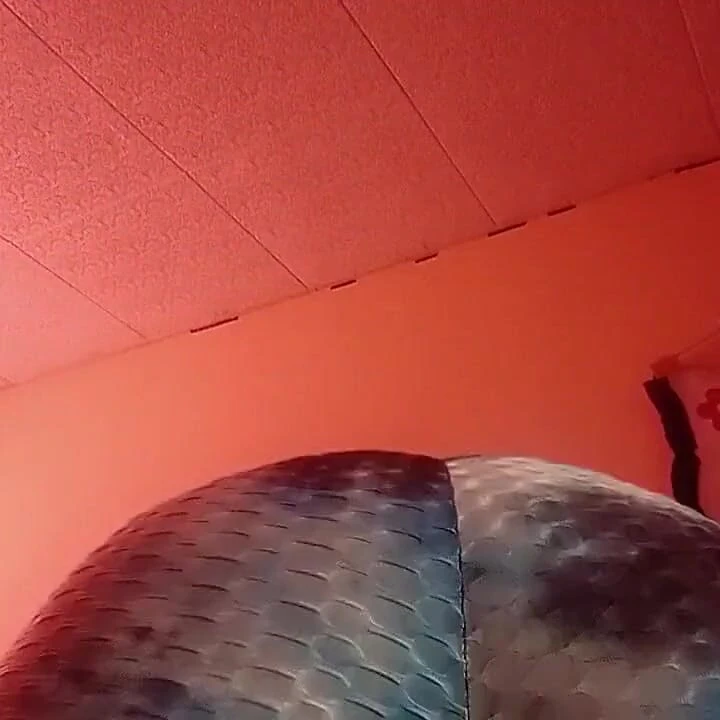 Yağlı dildo sikişi yakın çekim yüzünüze yakın çekim, amcık ve klitoris oturuyor