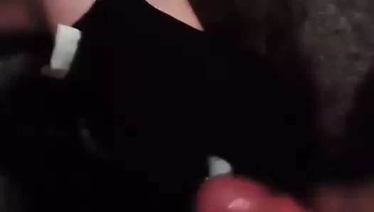 Vee yüz için yüzüne tegans külot koyar