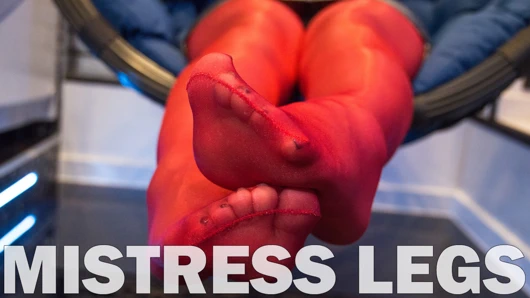 Kırmızı parlak külotlu çorap içinde kıpır kıpır seksi ayak parmakları