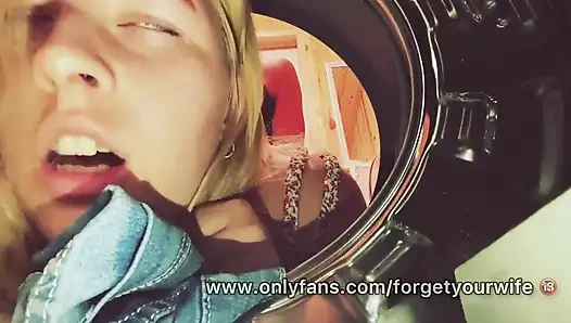 Tatlı kız çamaşır makinesine sıkıştı ve sert sikiliyor ve dölleniyor